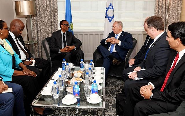 El primer ministro Benjamin Netanyahu (D) se reúne con el presidente de Ruanda Paul Kagame (I) en Nueva York, el 27 de septiembre de 2018 (Avi Ohayon / GPO)