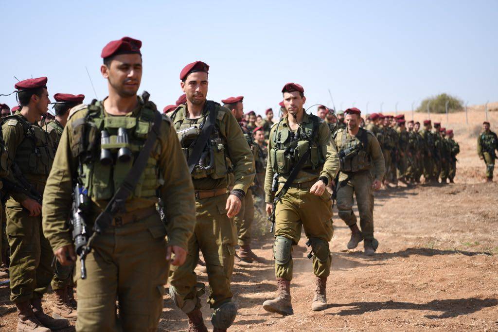 Los paracaidistas participan en un ejercicio que simula una guerra con el grupo terrorista Hezbolá, con sede en el Líbano, en septiembre de 2018. (Fuerzas de Defensa de Israel)