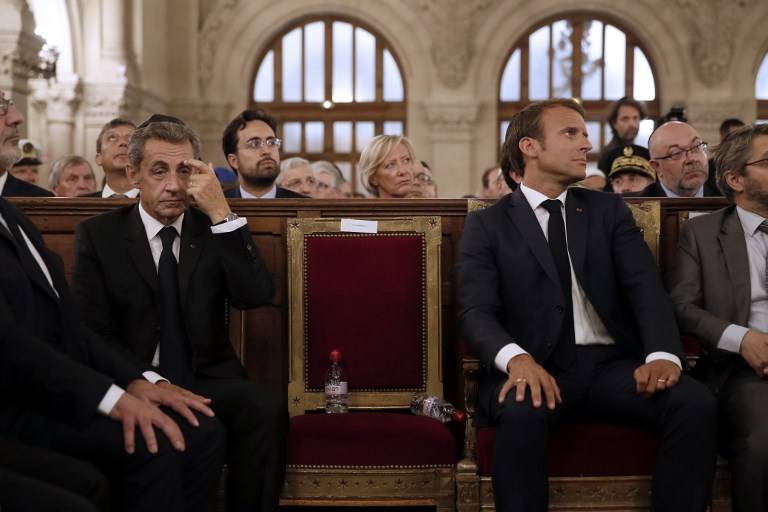 El presidente francés Emmanuel Macron (R) y el ex presidente francés Nicolas Sarkozy (L) escuchan discursos durante una ceremonia para conmemorar el llamado Año Nuevo judío - Rosh Hashaná - en la Gran Sinagoga de París el 4 de septiembre de 2018. (AFP PHOTO / POOL / YOAN VALAT)