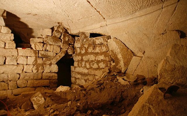 Una de las siete habitaciones recientemente descubiertas en un complejo subterráneo en la antigua ciudad de la era helenística de Maresha, cerca de Beit Guvrin. (Asaf Stern)