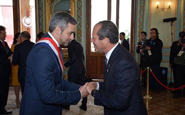 El alcalde de Jerusalén, Nir Barkat (R) felicita al nuevo presidente de Paraguay, Mario Abdo Benítez, en su ceremonia de juramentación el 16 de agosto de 2018. (Municipio de Jerusalén)