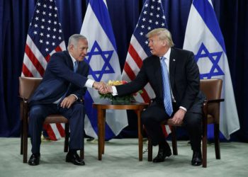 El presidente de los Estados Unidos, Donald Trump (derecha) estrecha la mano del primer ministro Benjamin Netanyahu en la Asamblea General de las Naciones Unidas el 26 de septiembre de 2018, en la sede de la ONU (AP Photo / Evan Vucci)