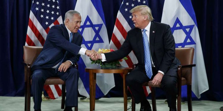 El presidente de los Estados Unidos, Donald Trump (derecha) estrecha la mano del primer ministro Benjamin Netanyahu en la Asamblea General de las Naciones Unidas el 26 de septiembre de 2018, en la sede de la ONU (AP Photo / Evan Vucci)