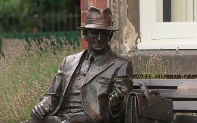 Una estatua de Frank Foley, un espía británico que ayudó a salvar a miles de judíos de los nazis durante el Holocausto en su inauguración el 18 de septiembre de 2018. (captura de pantalla: YouTube)