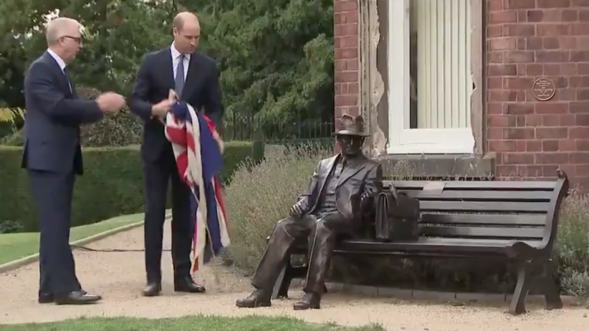 Príncipe William presenta estatua dedicada a un espía que salvó a judíos del Holocausto