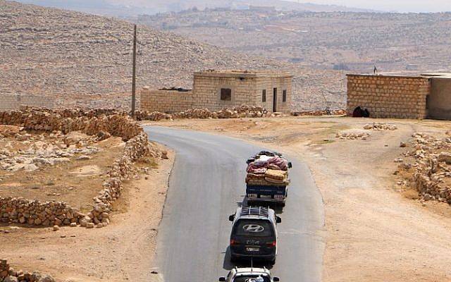 Los sirios desplazados que huyeron de las incursiones del régimen en vehículos con sus pertenencias arriban cerca de un campamento en Kafr Lusin cerca de la frontera con Turquía en la parte norte de la provincia siria de Idlib, controlada por los rebeldes, el 9 de septiembre de 2018. (AFP PHOTO / Aaref WATAD)