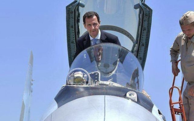 El presidente sirio Bashar Assad sube a la cabina de un avión de combate ruso SU-35 mientras inspecciona la base aérea rusa Hmeimim en la provincia de Latakia, Siria, el 27 de junio de 2017 (Presidencia siria a través de AP, archivo)