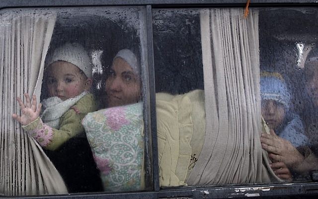 En esta foto de archivo del 20 de diciembre de 2012, los refugiados sirios, que huyeron de su hogar en Idlib debido a un ataque aéreo del gobierno, miran desde la ventanilla de un vehículo justo después de cruzar la frontera de Siria a Turquía en Cilvegozu, Turquía. (Foto AP / Muhammed Muheisen, Archivo)