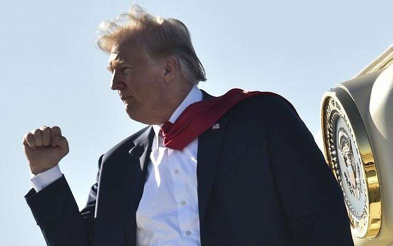 El presidente de EE. UU., Donald Trump, hace un gesto mientras aborda el Air Force One en Sioux Falls, Dakota del Sur, el 7 de septiembre de 2018. (AFP / Nicholas Kamm)