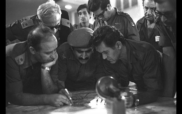 Jefe de Estado Mayor de las FDI David Elazar (R) durante la Guerra de Yom Kippur en 1973. (David Rubinger / Oficina de Prensa del Gobierno)