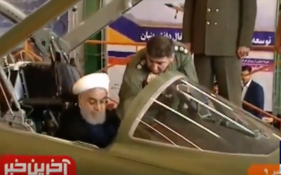 El presidente iraní, Hassan Rouhani, en la cabina del avión de combate iraní "Kowsar" presentado el 21 de agosto de 2018. (Captura de pantalla: PressTV)