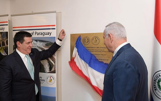 El presidente de Paraguay, Horacio Cartes (L) y el primer ministro israelí, Benjamin Netanyahu, inauguran la nueva embajada de Paraguay en Jerusalén, el 21 de mayo de 2018 (Amos Ben Gershom / GPO)