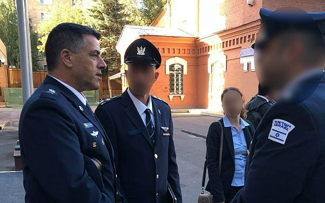 El jefe de la Fuerza Aérea de Israel, Amikam Norkin, izquierda, encabeza una delegación militar en Moscú el 20 de septiembre de 2018. (Fuerzas de Defensa de Israel)