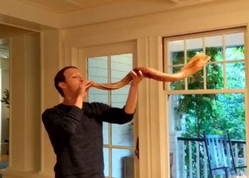 Mark Zuckerberg apareció en Facebook tocando el shofar