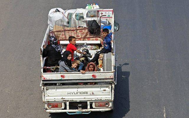 Los residentes de la provincia de Idlib huyen hacia la frontera siria de Turquía el 10 de septiembre de 2018. (AFP PHOTO / OMAR HAJ KADOUR)