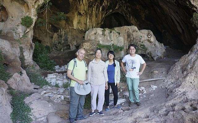 Un equipo de la Universidad de Stanford y arqueólogos israelíes paran en la entrada de la Cueva Raqefet, donde encontraron evidencia del alcohol artificial más antiguo del mundo. Desde la izquierda, Dani Nadel, Li Liu, Jiajing Wang y Hao Zhao. (Crédito de la imagen: Li Liu)