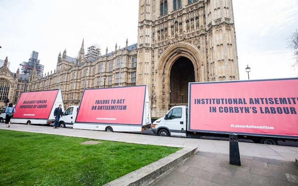 Ilustrativo: vallas publicitarias montadas en Van en el centro de Londres el 17 de abril de 2018, una táctica utilizada en la fila publicitada de los judíos británicos con el líder laborista Jeremy Corbyn. (Cortesía de Jonathan Hoffman)