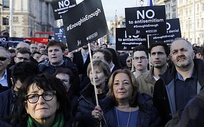 Los miembros de la comunidad judía sostienen una protesta contra el líder del partido laborista británico Jeremy Corbyn y el antisemitismo en el Partido Laborista, frente al Parlamento británico en el centro de Londres el 26 de marzo de 2018. (AFP / Tolga Akmen)