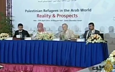 El líder del Partido Laborista del Reino Unido Jeremy Corbyn (segunda derecha) asiste a una conferencia de 2012 en Doha junto con varios terroristas palestinos condenados por asesinar a israelíes. (Captura de pantalla: Twitter)