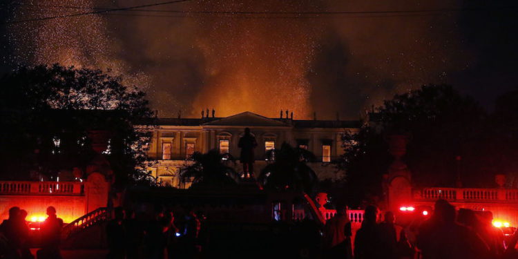 Pergamino medieval de la Torá se salvo del fuego que envolvió museo en Brasil