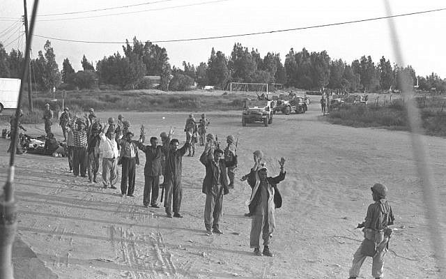 Egipcios capturados en el desierto del Sinaí, al final de la Guerra de Yom Kippur de 1973 (Colección cortesía de David Rubinger / Knesset)