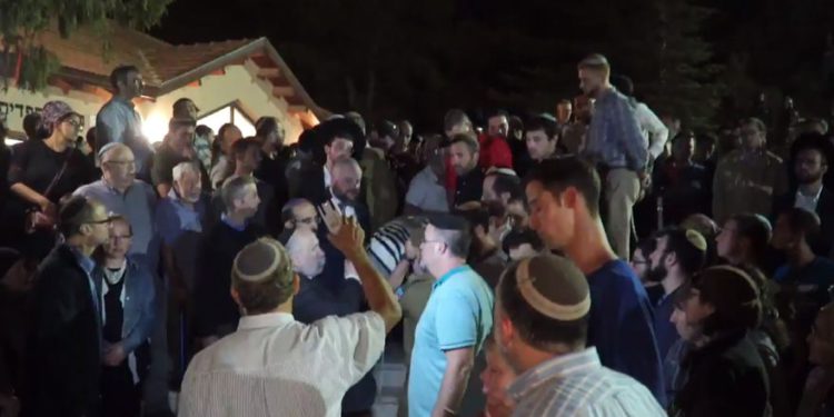 Miles de personas se reúnen en el funeral de Ari Fuld en Kfar Etzion