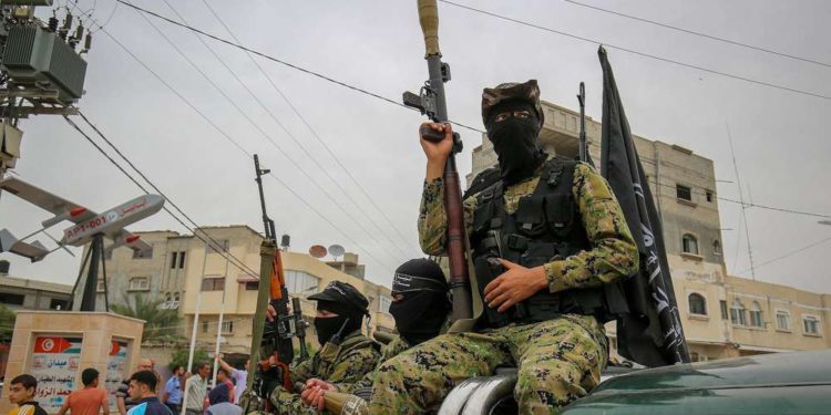 Los miembros del ala militar del grupo terrorista Hamás asisten al funeral de seis de sus combatientes en un cementerio en el campo de refugiados de Deir al-Balah en el centro de la Franja de Gaza el 6 de mayo de 2018. (Rahim Khatib / Flash 90)