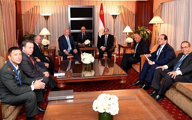 El primer ministro Benjamin Netanyahu se reúne con el presidente egipcio Abdel-Fattah el-Sissi en el marco de la Asamblea General de la ONU en Nueva York el 27 de septiembre de 2018. (PMO)