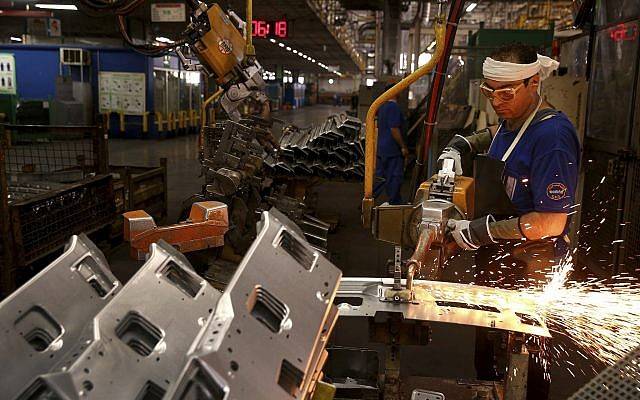 En esta foto del domingo 9 de septiembre de 2018, un trabajador suelda partes de una carrocería de automóvil en la planta de fabricación de automóviles Iran Khodro, a las afueras de Teherán, Irán. (Foto AP / Ebrahim Noroozi)