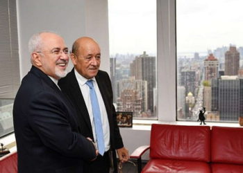 El ministro de Relaciones Exteriores de Francia, Jean-Yves Le Drian (R) participa en una reunión bilateral con el ministro de Relaciones Exteriores de Irán, Mohammad Zarif, en la Misión Francesa ante las Naciones Unidas en el marco de la Asamblea General de la ONU en Nueva York el 24 de septiembre de 2018. (AFP / MANDEL NGAN)