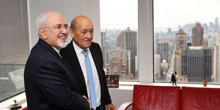 El ministro de Relaciones Exteriores de Francia, Jean-Yves Le Drian (R) participa en una reunión bilateral con el ministro de Relaciones Exteriores de Irán, Mohammad Zarif, en la Misión Francesa ante las Naciones Unidas en el marco de la Asamblea General de la ONU en Nueva York el 24 de septiembre de 2018. (AFP / MANDEL NGAN)