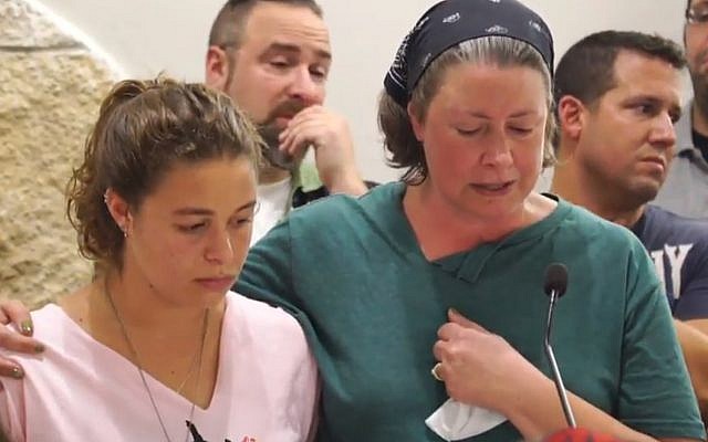 Miriam Fuld, esposa de Ari Fuld, y su hija Tamar Fuld, hablando en su funeral el 17 de septiembre de 2018. (Captura de pantalla: YouTube)