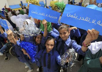 Los niños refugiados asisten a una ceremonia oficial para regresar a la escuela en una de las escuelas de la UNRWA en un campamento de refugiados palestinos Al-Wehdat, en Amman, Jordania, el domingo 2 de septiembre de 2018. (AP Photo / Raad Adayleh)