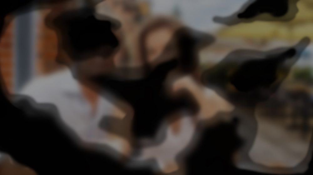 Las fotos a continuación muestran una imagen tal como se ve a través de los ojos sin ayuda con deterioro de la retina, y la misma imagen que se ve a través de las gafas digitales Orama. Fotos: cortesía