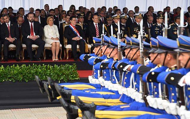 El presidente de Paraguay, Horacio Cartes (C, con banda), la vicepresidenta Alicia Pucheta (3-L) y el presidente electo Mario Abdo Benítez (L) asisten a un desfile militar para celebrar el 207° aniversario de la independencia del país, en Asunción, el 15 de mayo de 2018 . (AFP Photo / Norberto Duarte)