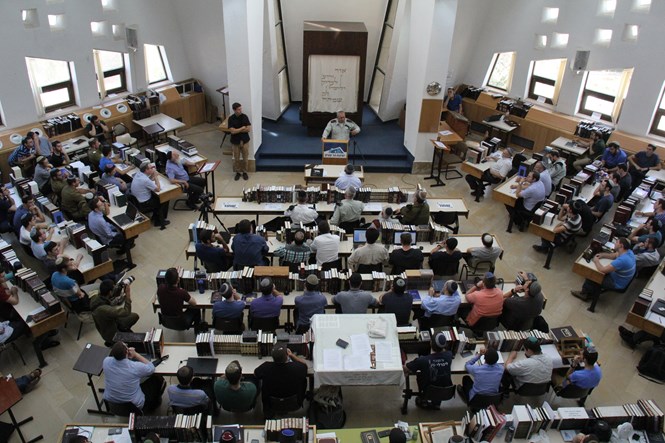 Gadi Eizenkot dando discruso frente una audicencia en la Yeshivá Har Etzion ( Foto: Ido Cohen)