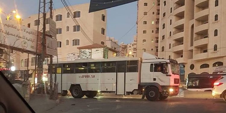 Palestinos atacan autobús de la FDI que ingresó accidentalmente a campamento de refugiados