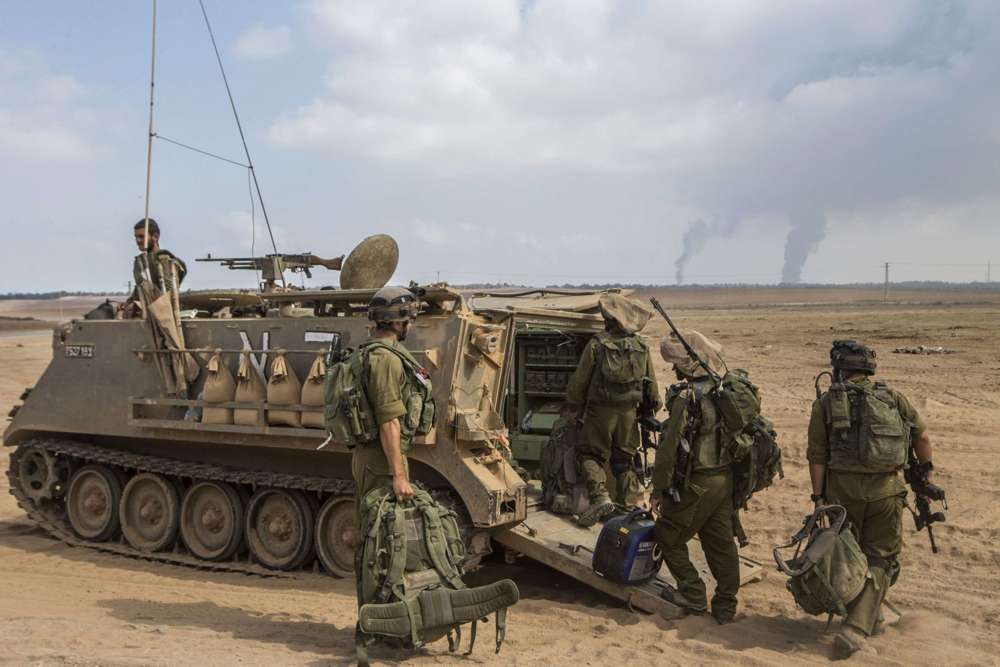 Soldados israelíes se preparan para el combate en la Franja de Gaza en un despliegue del ejército a lo largo de la frontera entre Israel y el territorio palestino controlado por Hamás el 29 de julio de 2014. Jack Guez / AFP Photo