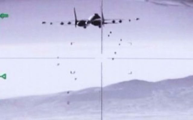 Ilustración: Un video publicado por el Ministerio de Defensa ruso en Moscú muestra a un avión de guerra ruso descargando sus armas sobre un objetivo sirio, el 10 de agosto de 2016. (AP / Ivan Sekretarev)