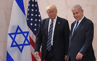 El presidente estadounidense Donald Trump (izquierda) con el primer ministro israelí Benjamin Netanyahu, en el Museo de Israel en Jerusalén, el 23 de mayo de 2017. (Mandel Ngan / AFP / Getty Images vía JTA)