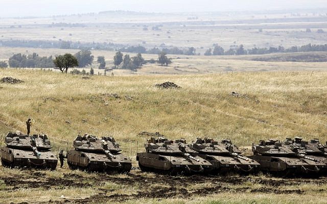 Los tanques israelíes Merkava Mark IV toman posiciones cerca de la frontera con Siria en los Altos del Golán el 10 de mayo de 2018. (Menahem Kahana / AFP)