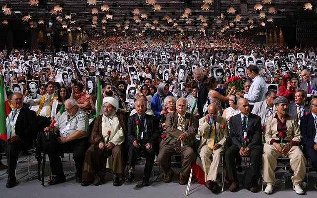 La gente tiene fotos de familiares asesinados por el régimen iraní durante el evento "Irán libre 2018 - la alternativa" el 30 de junio de 2018, en Villepinte, al norte de París. Seis personas fueron arrestadas en Bélgica, Alemania y Francia por un presunto complot para atacar la manifestación, incluido un diplomático iraní y su esposa. (AFP Photo / Zakaria Abdelkafi)