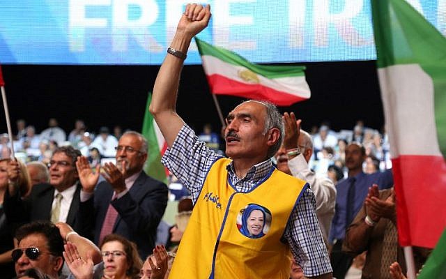 Las personas asisten al evento "Free Iran 2018 - the Alternative" el 30 de junio de 2018 en Villepinte, al norte de París, durante la reunión anual del Consejo Nacional de Resistencia de Irán (NCRI, por sus siglas en inglés). (AFP / Zakaria ABDELKAFI)