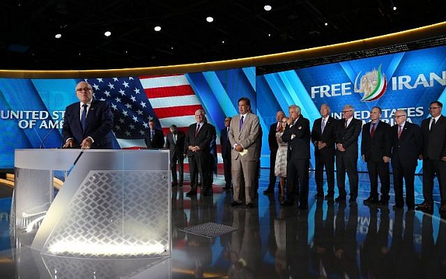 El ex alcalde de Nueva York Rudy Giuliani pronuncia un discurso durante el evento 'Free Iran 2018 - the Alternative' organizado por un grupo de oposición iraní el 30 de junio de 2018, en Villepinte, al norte de París. (Foto AFP / Zakaria Abdelkafi)