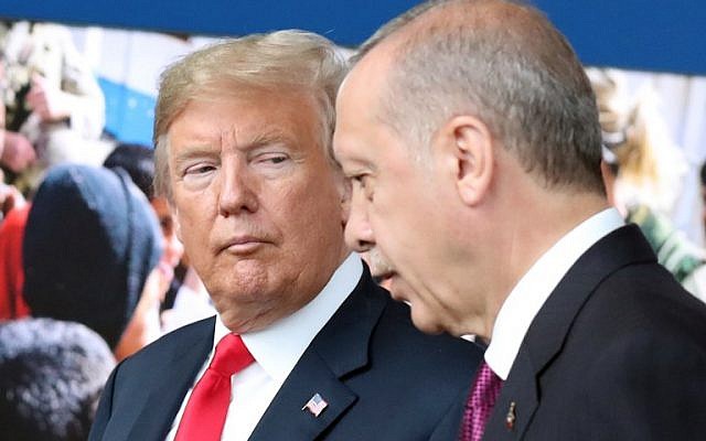 (ARCHIVO) En esta foto tomada el 11 de julio de 2018, el presidente de Estados Unidos, Donald Trump (L), habla con el presidente de Turquía, Recep Tayyip Erdogan (R), cuando llegan a la cumbre de la OTAN, en la sede de la OTAN en Bruselas. (AFP PHOTO / POOL / Tatyana ZENKOVICH)