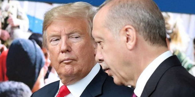 El presidente de EE. UU. Donald Trump (L) y el presidente de Turquía, Recep Tayyip Erdogan (R) llegan a la cumbre de la OTAN, en la sede de la OTAN en Bruselas, el 11 de julio de 2018 (AFP PHOTO / POOL / Tatyana ZENKOVICH)