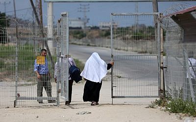 Se ve a palestinos cruzando en el cruce de Erez con Israel cerca de Beit Hanun en el norte de la Franja de Gaza el 27 de agosto de 2018. (AFP Photo / Mahmud Hams)