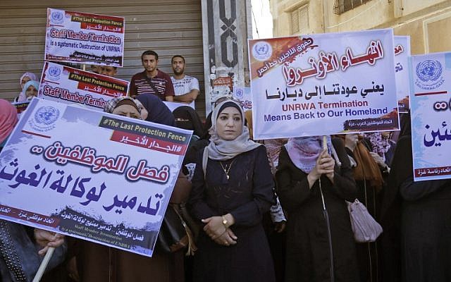 Empleados palestinos de la Agencia de Obras Públicas y Socorro de las Naciones Unidas (UNRWA) participan en una protesta en la ciudad de Gaza contra los recortes de empleos por parte de la UNRWA el 19 de septiembre de 2018 (AFP Photo / Said Khatib)