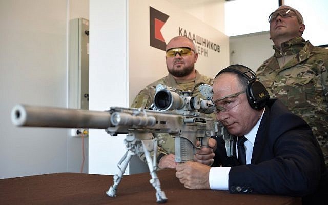 El presidente ruso, Vladimir Putin, mira a través del alcance mientras dispara un rifle de francotirador Chukavin (SVC-380) durante una visita al Parque Patriot militar en Kubinka, fuera de Moscú, el 19 de septiembre de 2018. (AFP / SPUTNIK / Alexey NIKOLSKY)