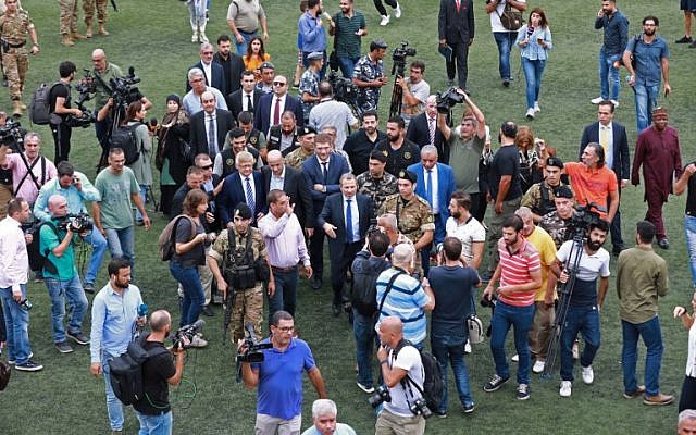 El Ministro de Relaciones Exteriores del Líbano, Gibran Bassil, reúne 73 emisarios y periodistas extranjeros en el estadio Al-Ahed en los suburbios del sur de Beirut el 1 de octubre de 2018 durante una gira que organizó de presuntos emplazamientos de misiles en el aeropuerto internacional de la capital libanesa para refutar las acusaciones israelíes de que El movimiento de Hezbolá tiene instalaciones secretas de misiles allí. (AFP PHOTO / ANWAR AMRO)